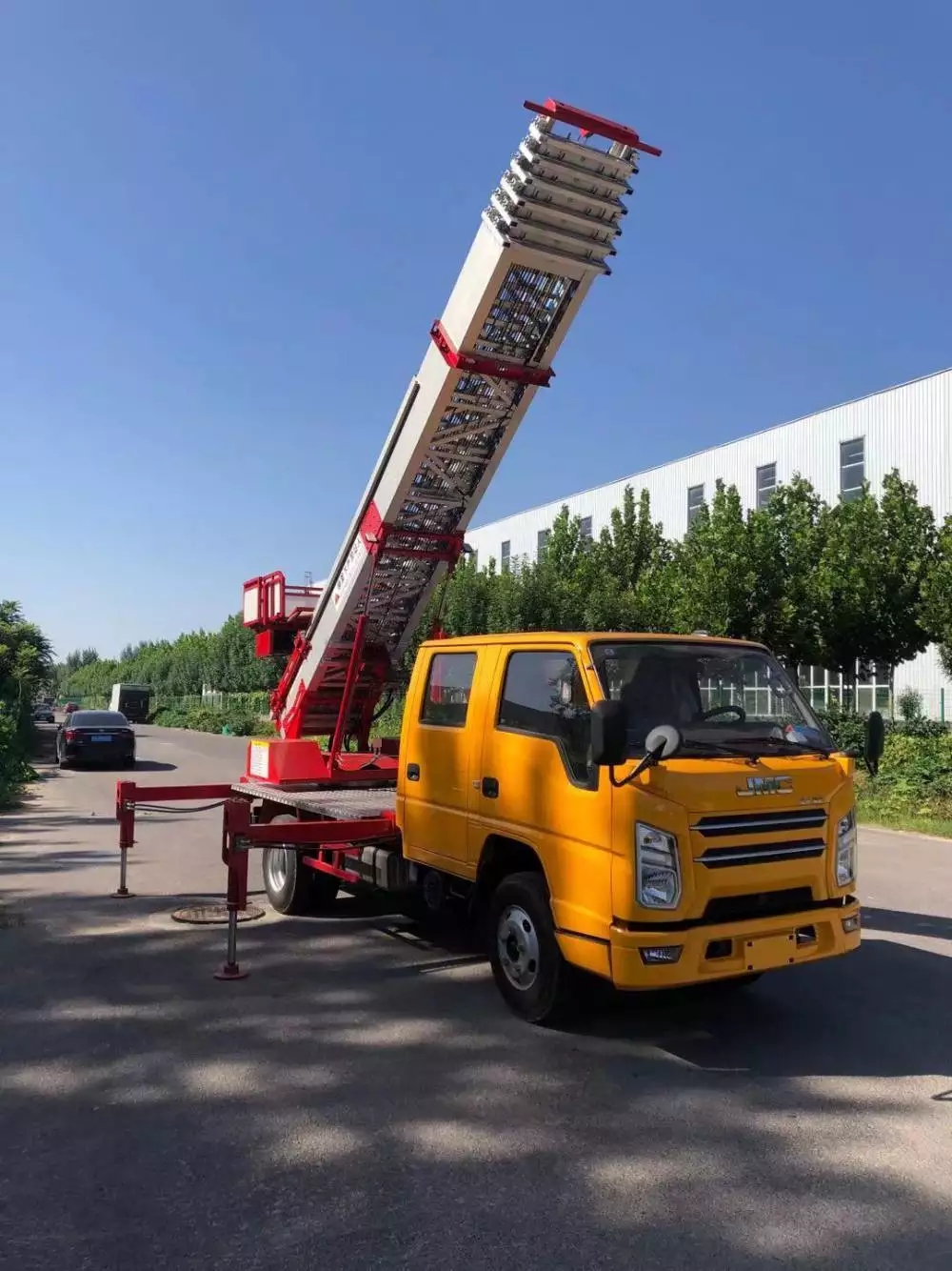 青山附近的云梯车出租服务：轻松解决高空作业需求