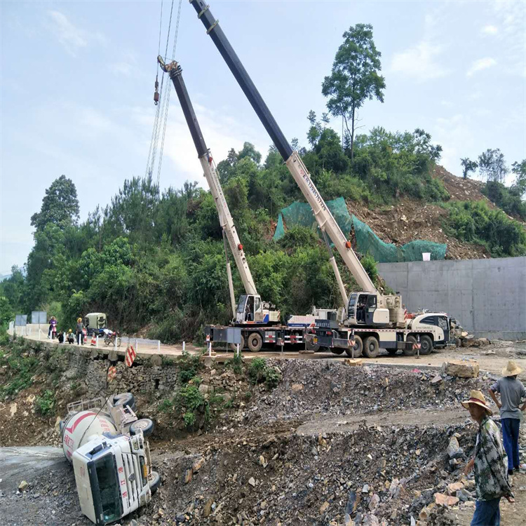 青山汽车掉沟里叫吊车救援要多少钱
